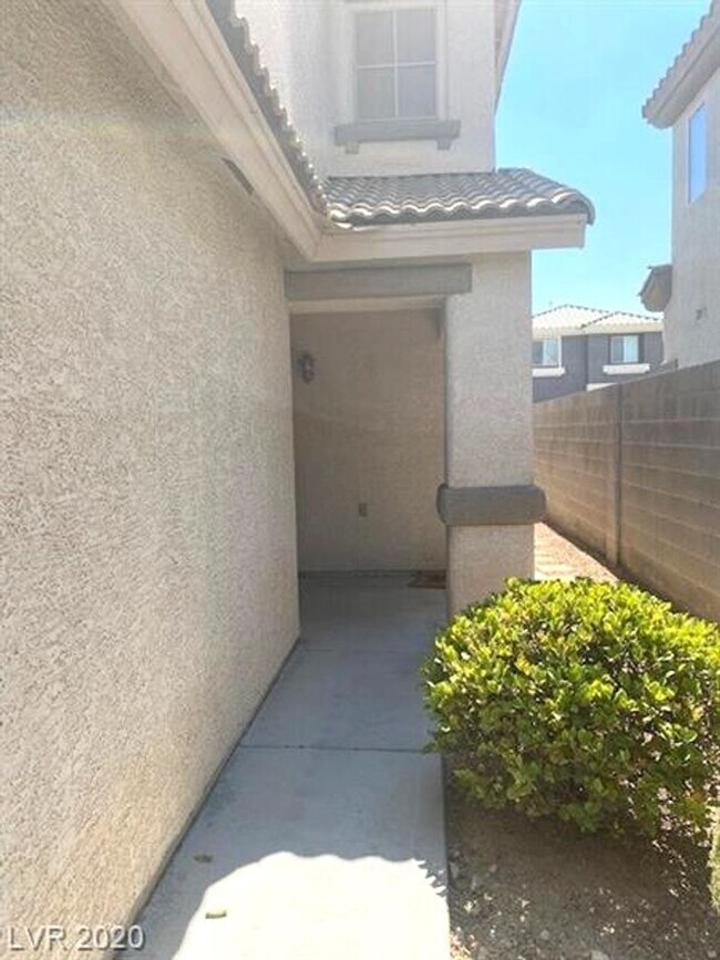 Foto del edificio - Gorgeous SW Las Vegas 3 beds, 2.5 baths. Luxury vinyl planks throughout.