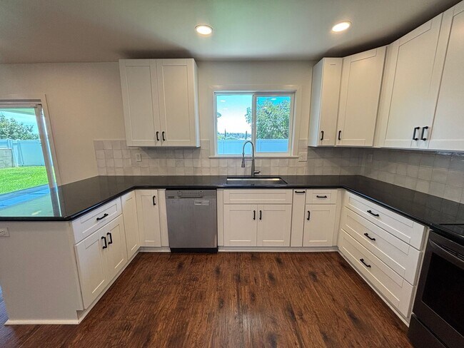Foto del edificio - 4 Bedroom home located in beautiful La Habra neighborhood