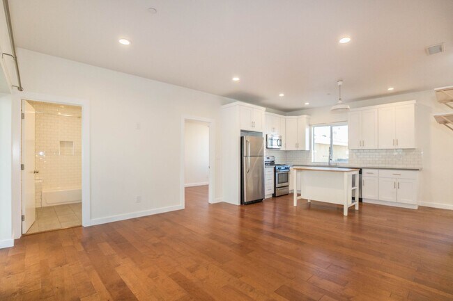 Building Photo - 6178 Aldama St