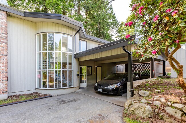Building Photo - Spacious 5 Bed 2.5 Bath 2 Story Detached H...