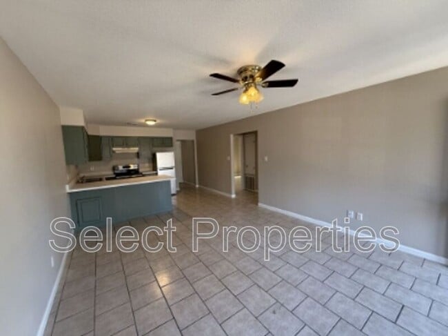 Building Photo - 2215 Hurst Ln