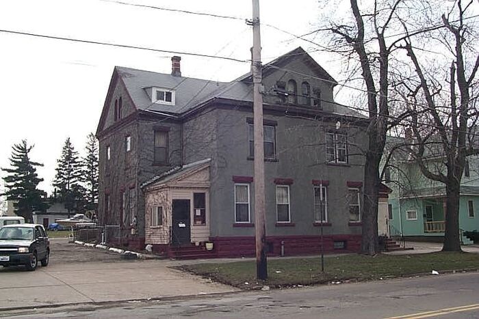Foto principal - 357 E 10th St