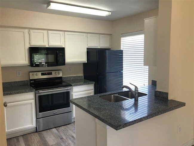 Building Photo - 3900 Woodchase Dr