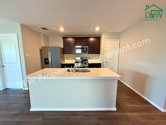 Foto del edificio - Modern 4-Bedroom Home with Island Kitchen & Spacious Backyard in Princeton!