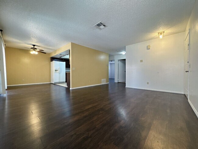 Foto del edificio - 2 Bed 2.5 Bath Single House near Rainbow/Tropicana