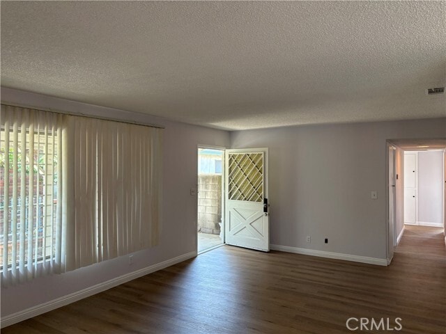 Foto del edificio - 4945 Persimmon Ave