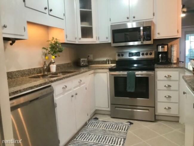 Building Photo - 2 br, 2.5 bath Townhome - 953 Fowler Ct