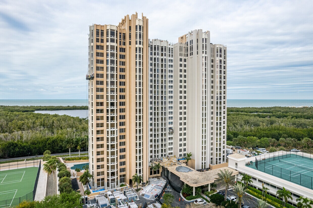 6849 Grenadier Blvd - St. Laurent at Waterpark Place Condos