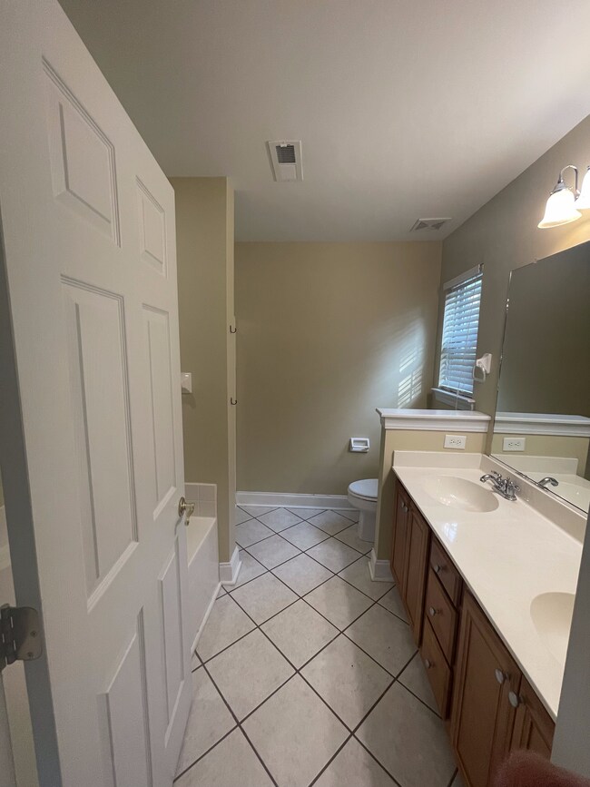 Building Photo - 110 Bay Colony Ct