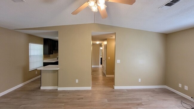 Building Photo - 2 bedroom 1 bath duplex available for rent!