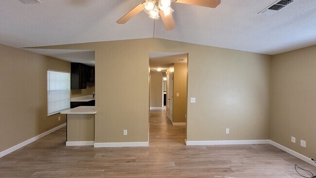 Foto del edificio - 2 bedroom 1 bath duplex available for rent!