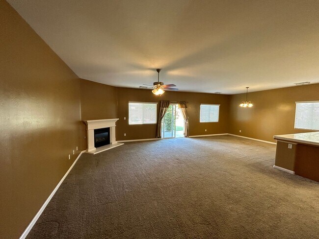Building Photo - Beautiful 3 Bedroom/2 Bathroom + Office in...