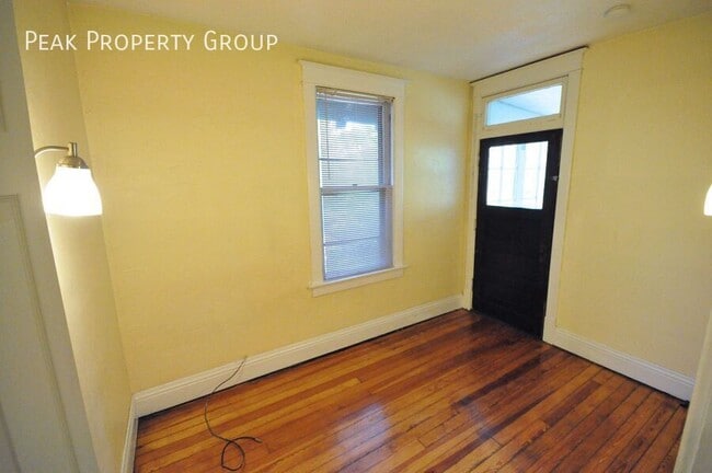 Foto del edificio - 2074-2078 Summit Street-2078 Summit Street- 4 bedroom