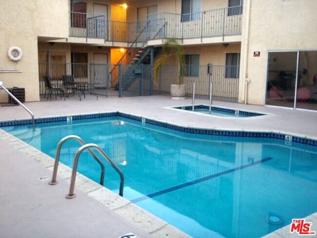 Foto del edificio - 7035 Woodley Ave