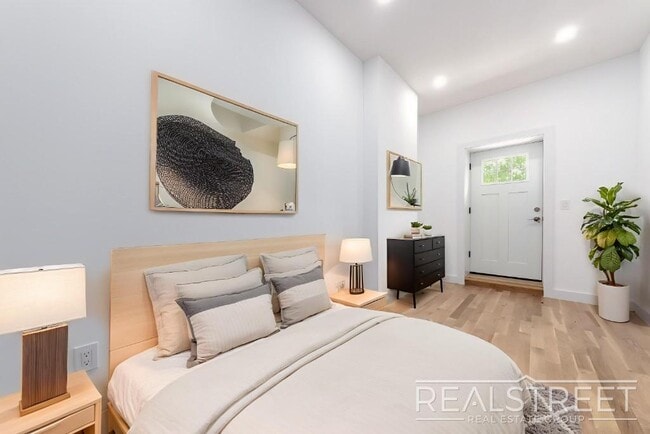 Building Photo - Brand New 3 Bed 2 Bath Parlor Floor in Rid...