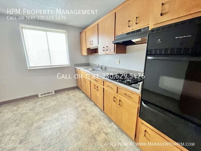 Building Photo - Coming Soon - Remodeled two-bedroom apartm...