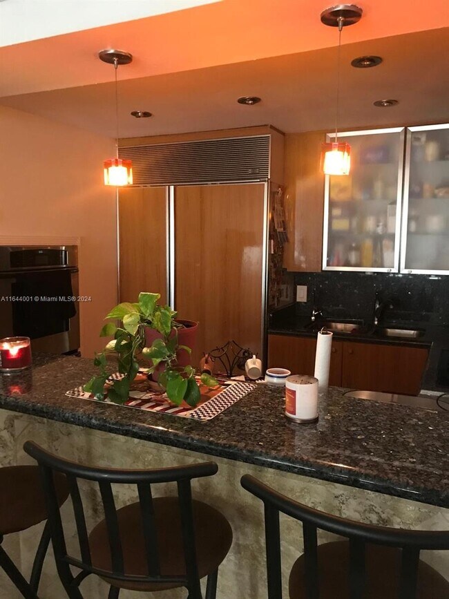 Foto del edificio - 8290 Lake Dr