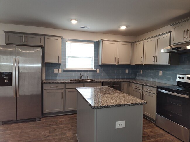 Foto del edificio - Pristine, 3 bedroom, 2.5 bathroom home located in the Stewart Creek States Subdivision!