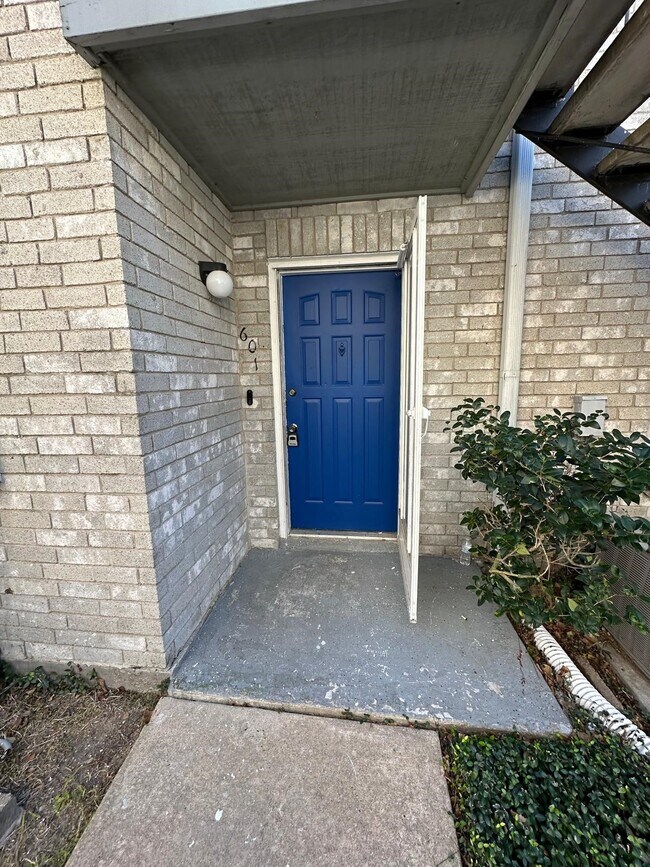 Building Photo - 9797 Leawood Blvd