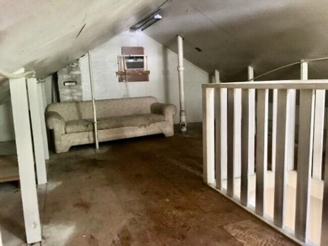 Building Photo - Charming 2 Bd Farmhouse on 1.12 Acres With...