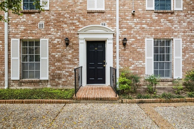 Building Photo - 357 N Post Oak Ln