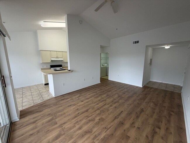 Foto del edificio - ANNUAL RENTAL - FAIRWAY PRESERVE- 2 BED / 2 BATH WITH LAKE VIEW