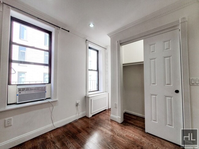 Building Photo - Mott Street