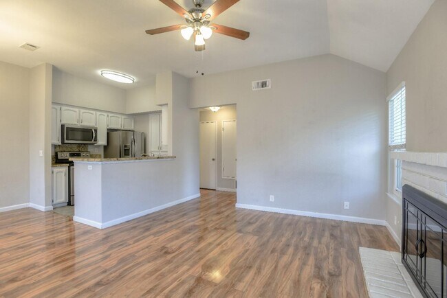 Building Photo - 1716 Vista Del Sol