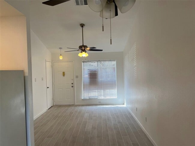 Building Photo - 1015 E Yager Ln