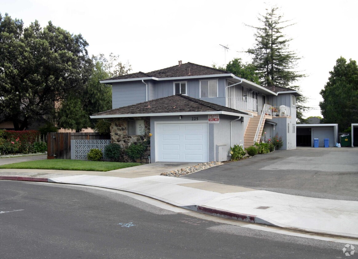 Building Photo - 225 Rose Ct