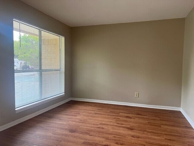 Foto del edificio - ***Awesome Home-Great Location***