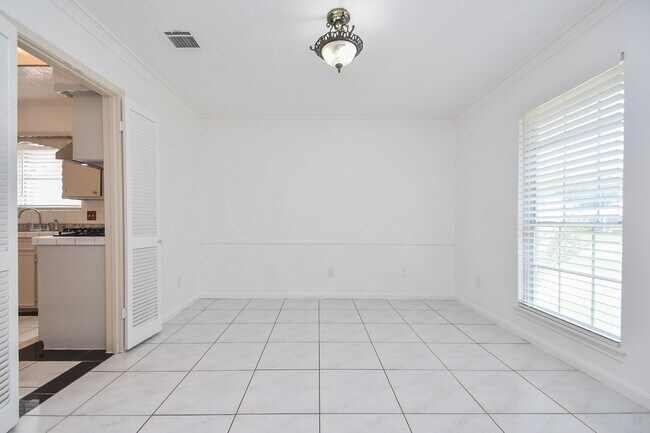 Building Photo - 7714 Eichler Dr