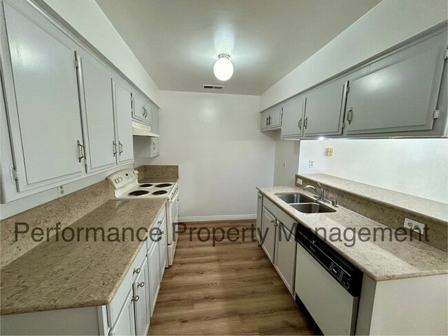 Building Photo - 1001 Nimrod Ct