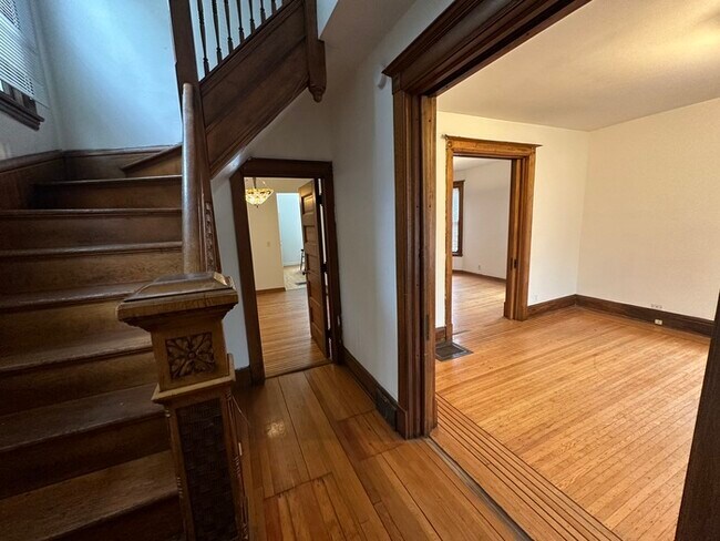 Building Photo - Gorgeous Vintage Home...MUST SEE!!!