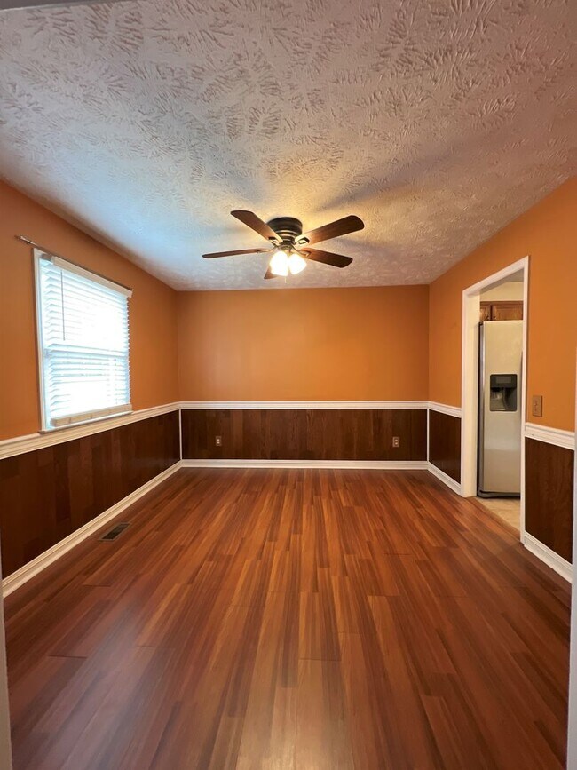 Building Photo - Two Master Bedrooms, Two Living Rooms, Nea...