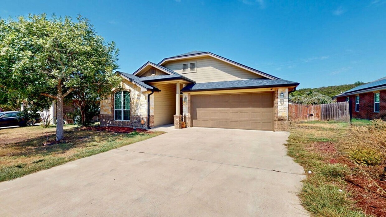 Primary Photo - New Lower Rent Price! Spacious 3 Bedroom, ...