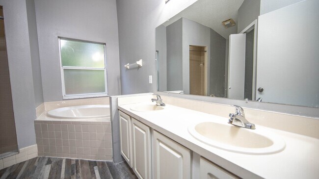 Foto del edificio - 148 Oak Grove Rd