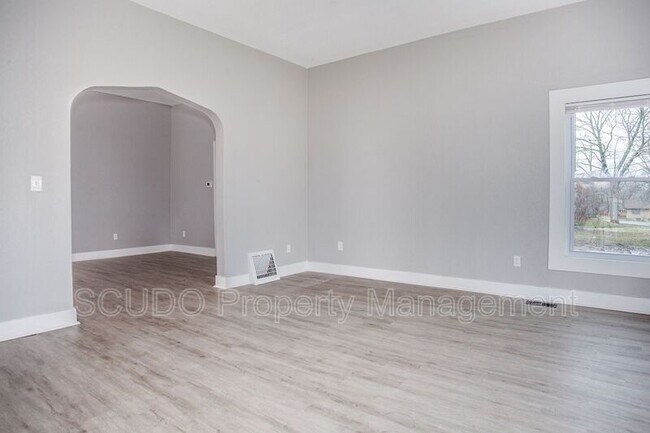 Building Photo - 3701 NE 35th St
