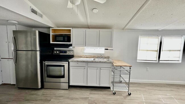 Building Photo - 23 Fairview Dr N