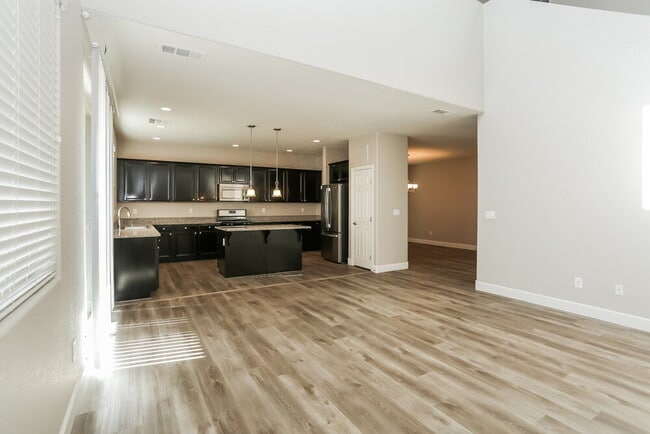 Foto del edificio - 8016 Central Railroad Ct