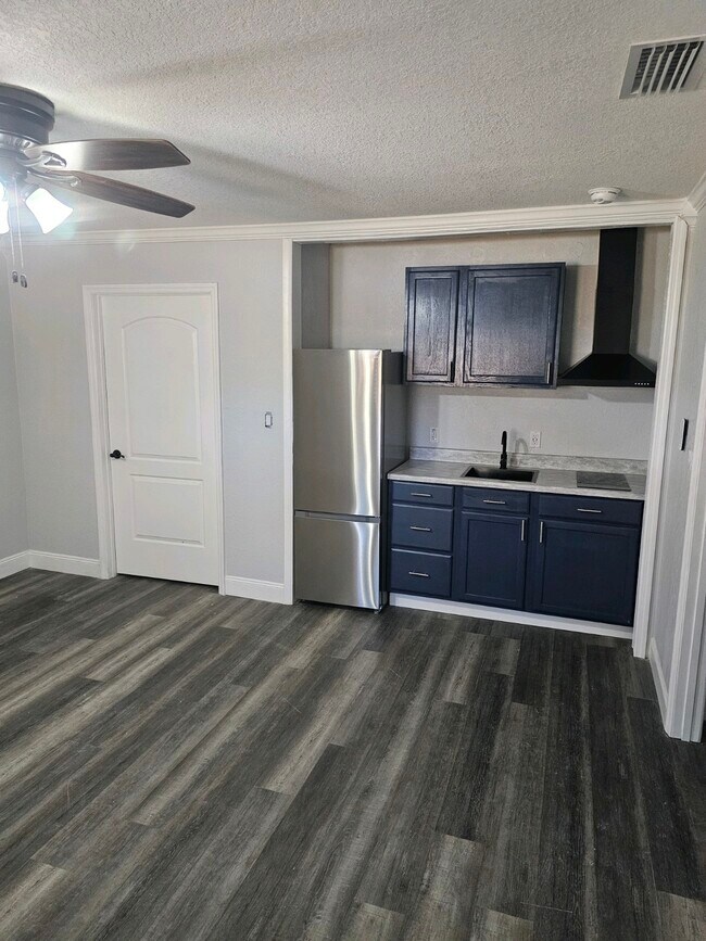 Opens to living room and kitchen - 4002 Thonotosassa Rd