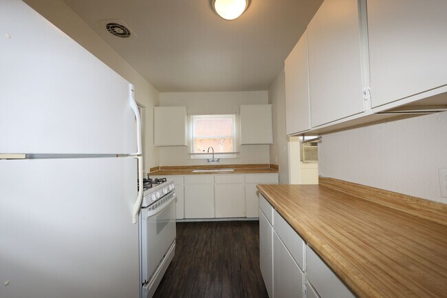 Building Photo - Glenn Duplex
