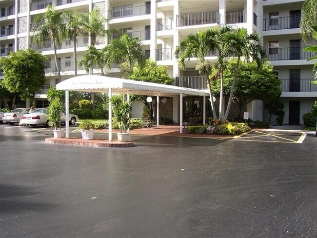 Foto del edificio - 4015 W Palm Aire Dr