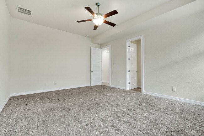 Foto del edificio - Spacious 5-Bedroom Beauty in Triana Neighborhood –  with Community Perks!