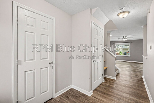 Building Photo - 5290 Bay Pointe Dr