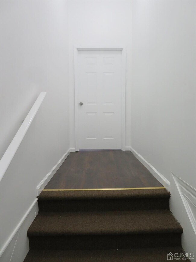 Building Photo - 396 Main St