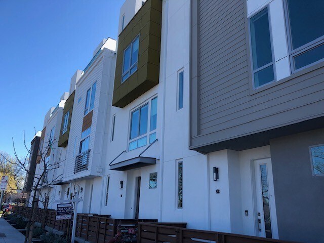 Foto del edificio - Newer Central Dublin Townhome with 2-Car Garage and Private Rooftop Deck