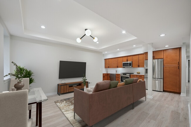 Building Photo - 1635 W Warren Blvd