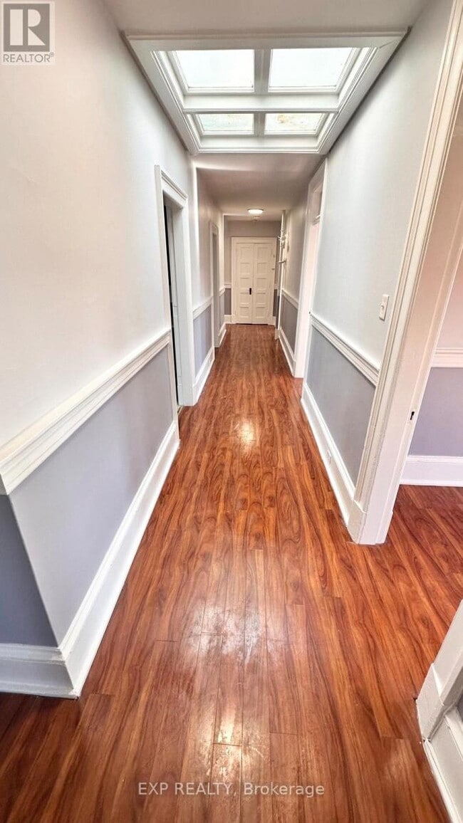 Building Photo - 2 Russell St E