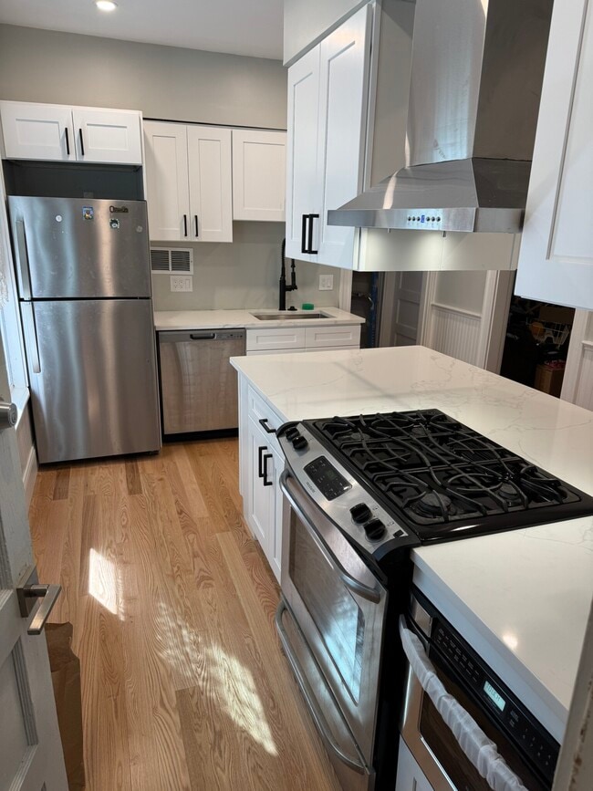 Building Photo - 53 Hawthorne St